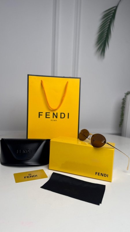نظارة فيندي / fendi  شاملة علبة وكيس الشركة