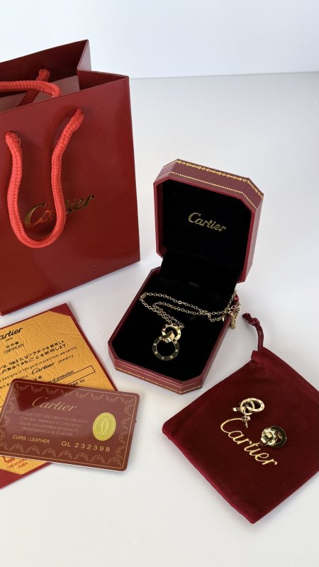 طقم اكسسوار كارتيير / cartier حلق وسنسال شامل العلبة وكيس الشركة