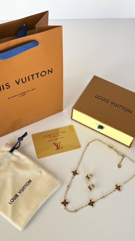 طقم اكسسوار لوي ڤيتون / Louis Vuitton سنسال وحلق شامل العلبة وكيس الشركة