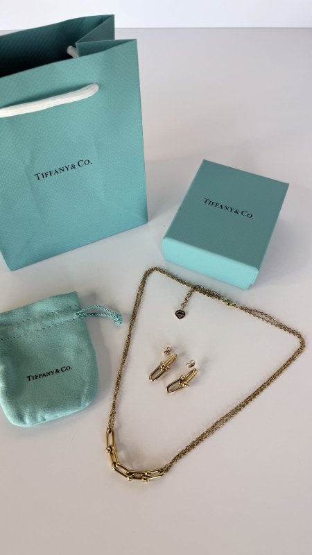 طقم اكسسوار تيفاني / Tiffany سنسال وحلق شامل العلبة وكيس الشركة