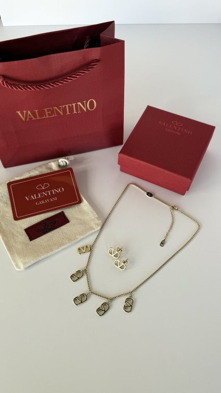 طقم اكسسوار ڤالنتينو / Valentino سنسال وحلق شامل العلبة وكيس الشركة