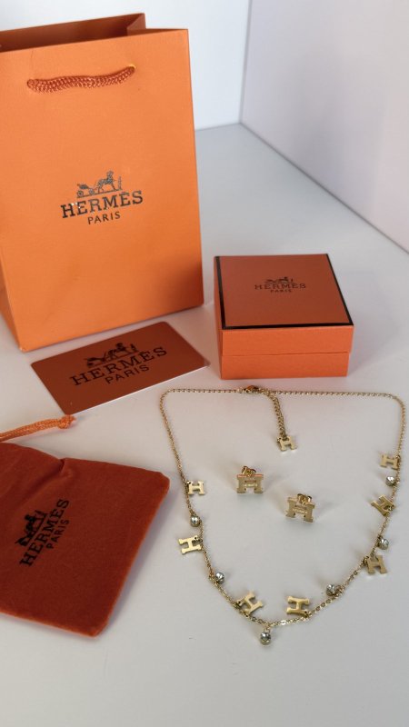طقم اكسسوار هيرمز / hermes سنسال وحلق شامل علبة وكيس الشركة