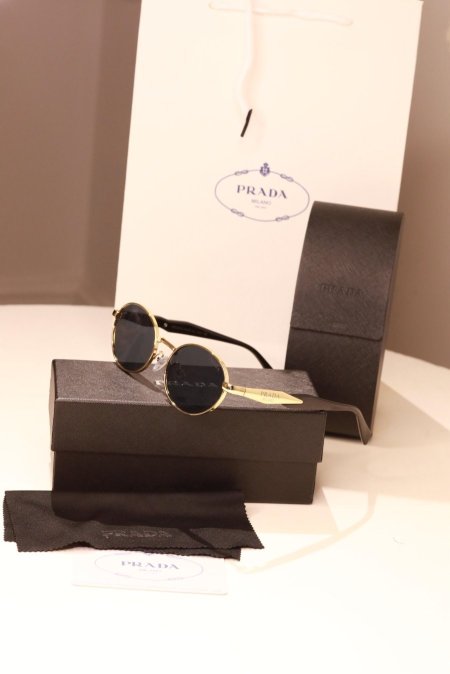 نظارة برادا / prada  شامل علبة وكيس الشركة