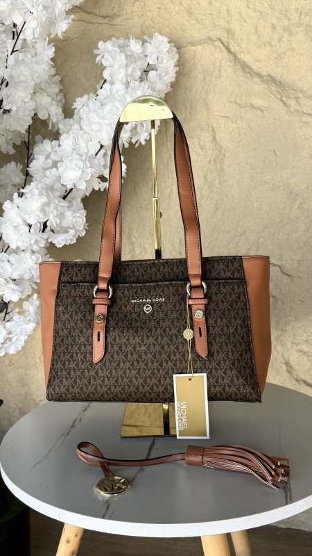 شنطة مايكل كورس / MICAHEL KORS حجم متوسط بدون علبة