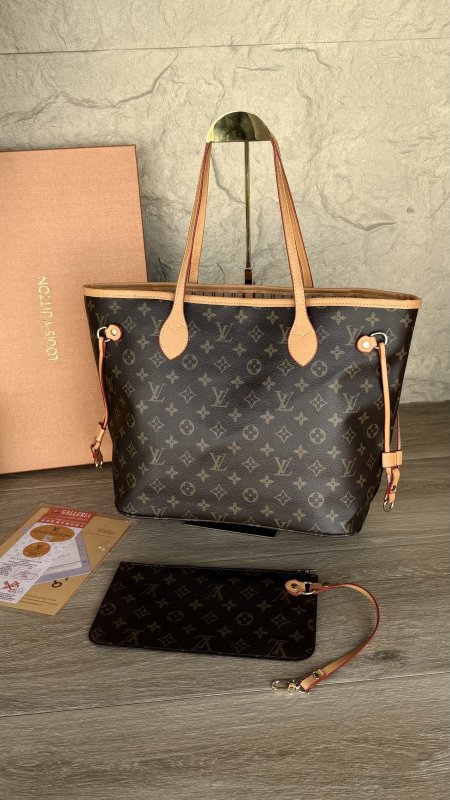 بني مع كمل monogram