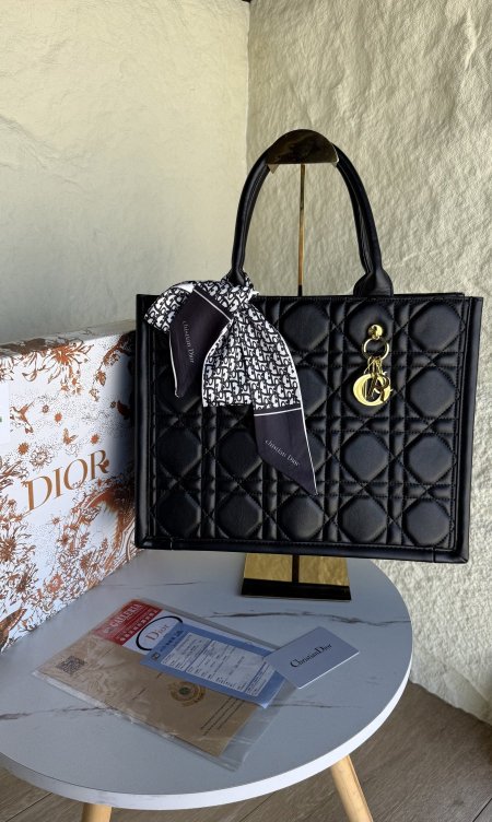 شنطة ديور #8805 dior ماستر كواليتي شامل علبة وكرت الكفالة