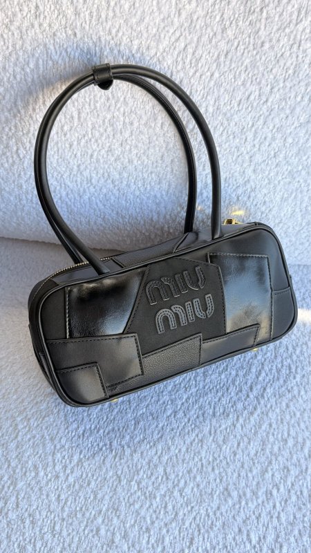 شنطة ميو ميو / miu miu حجم صغير بدون علبة