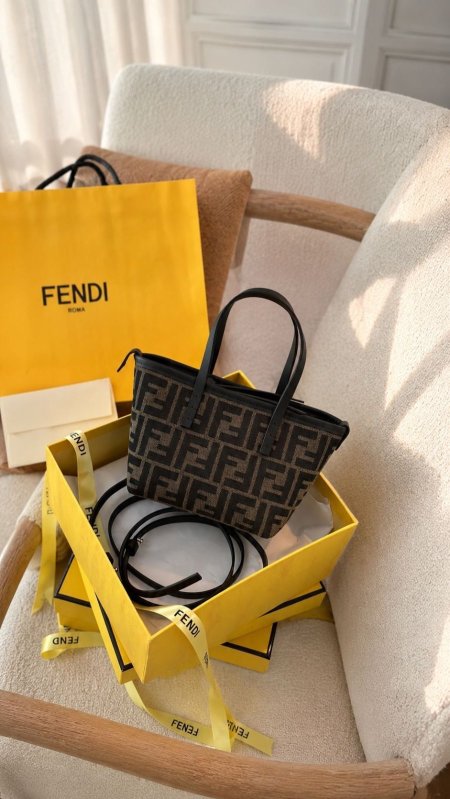 شنطة فيندي / fendi mini bag ماستر كواليتي شامل علبة
