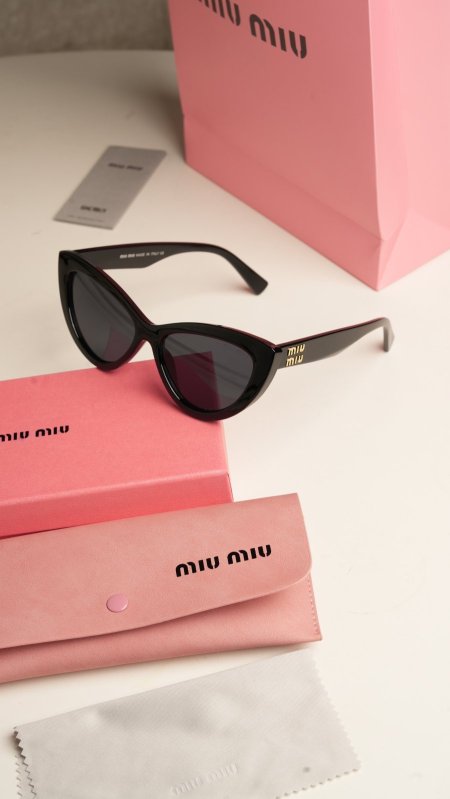 نظارة ميو ميو / miu miu شامل العلبة وكيس الشركة
