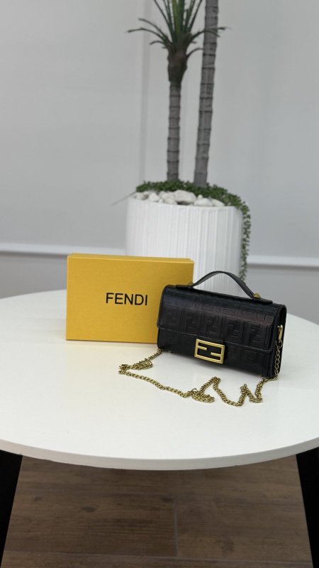 كلاتش فيندي -fendi ماستر كواليتي شامل علبة