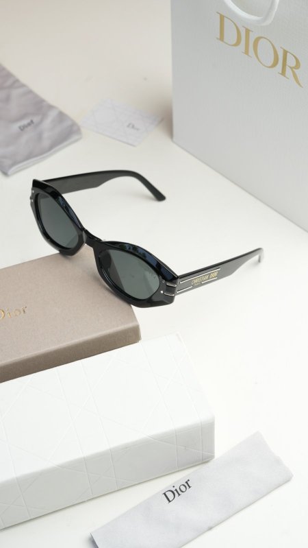 نظارة ديور / DIOR شامل العلبة وكيس الشركة