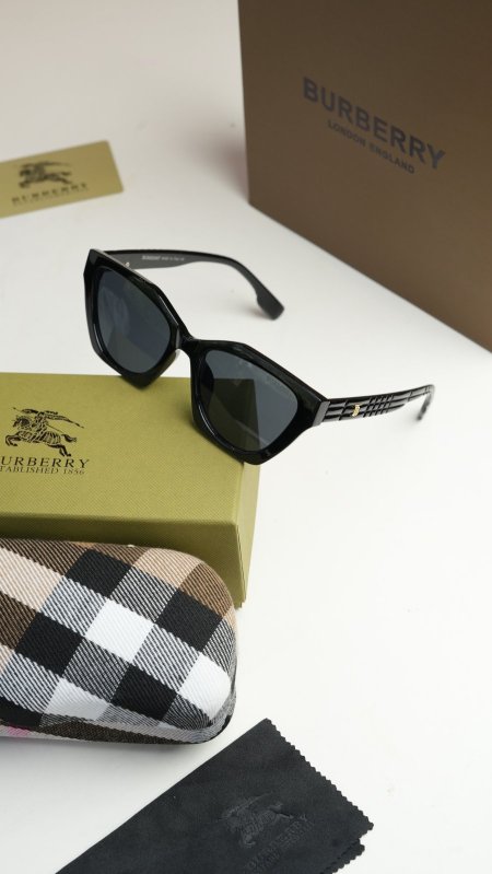 نظارة بيربري / BURBERRY شامل العلبة وكيس الشركة