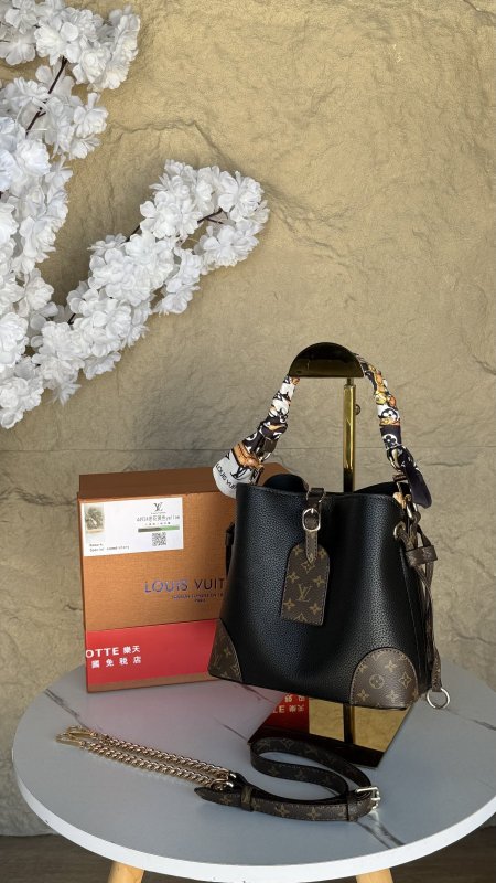 شنطة لوي ڤيتون / 44924 LOUIS VUITTON BUCKET ماستر كواليتي شامل علبة