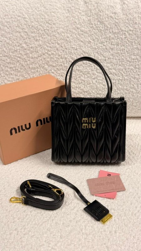شنطة ميو ميو / miu miu  ماستر كواليتي (حجم ميني) شامل علبة
