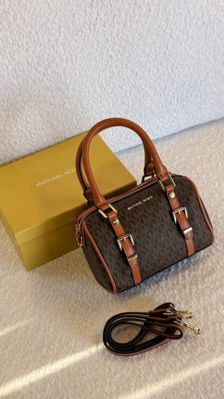 بني مع كمل كتابة صغيرة