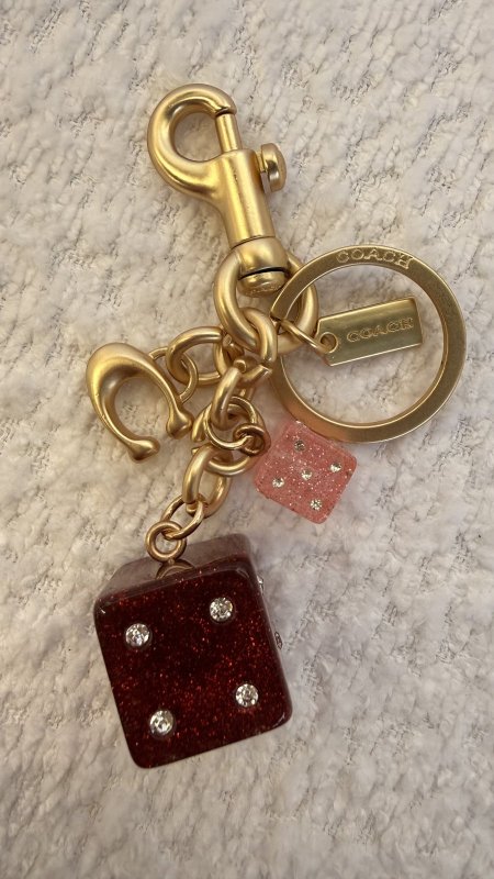 ميدالية كوتش / حجر نرد باللون الاحمر والزهري جودة عالية مختوم