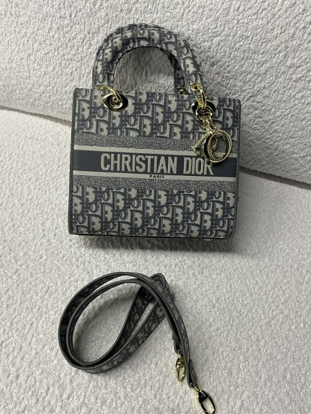 شنطة ديور #8981 ماستر كواليتي شامل علبة حجم كبير مع كتابة