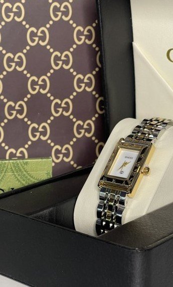 ساعة جوتشي شامل علبة وكيس